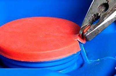Cómo quitar el sello de la tapa de plástico rojo